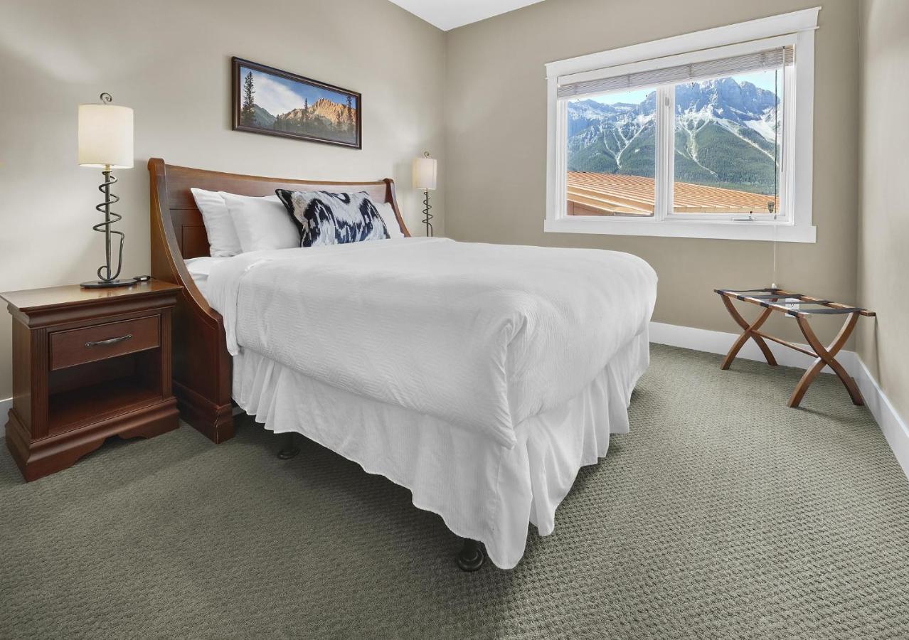 Sunset Ridge - Luxurious Corner Condo - Spectacular Mt Views With Open Pool! Канмор Экстерьер фото